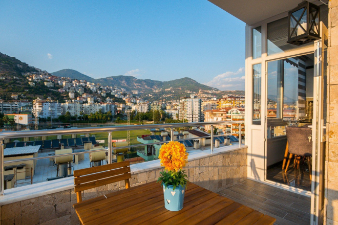 1+1 Apartment in Cleopatra, Alanya — Furnished Property with Pool, Sea View and Residence Permit Potential