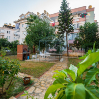 1+1 Apartment in Cleopatra, Alanya — Furnished Property with Pool, Sea View and Residence Permit Potential