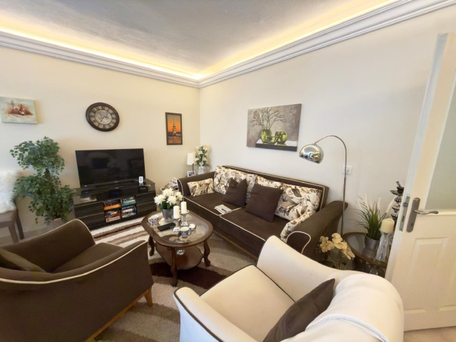 2+1 Apartment in Alanya Center — 300 m to the Sea, Furnished, Pool and Residence Permit Potential