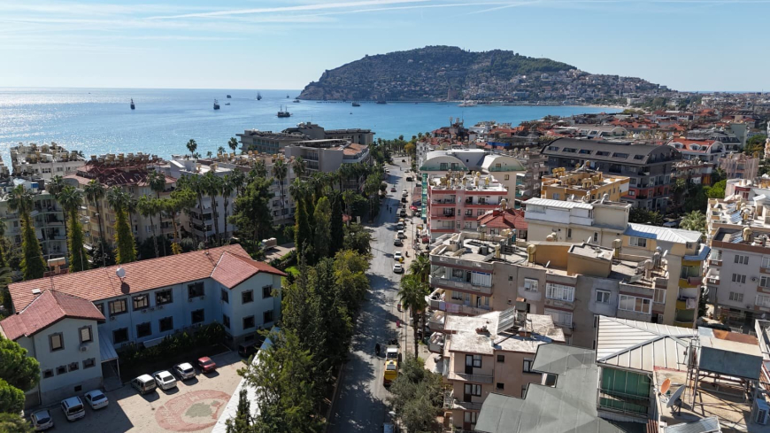2+1 Apartment in Alanya Center — 300 m to the Sea, Furnished, Pool and Residence Permit Potential