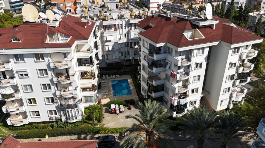 2+1 Apartment in Alanya Center — 300 m to the Sea, Furnished, Pool and Residence Permit Potential
