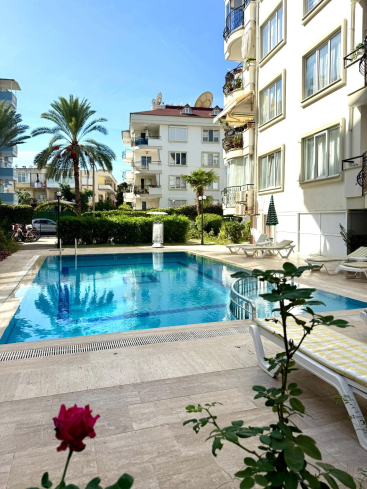 2+1 Apartment in Alanya Center — 300 m to the Sea, Furnished, Pool and Residence Permit Potential
