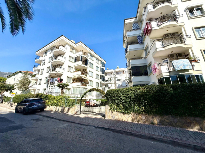 2+1 Apartment in Alanya Center — 300 m to the Sea, Furnished, Pool and Residence Permit Potential