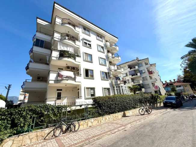2+1 Apartment in Alanya Center — 300 m to the Sea, Furnished, Pool and Residence Permit Potential