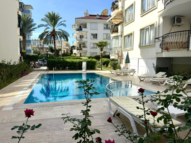 2+1 Apartment in Alanya Center — 300 m to the Sea, Furnished, Pool and Residence Permit Potential