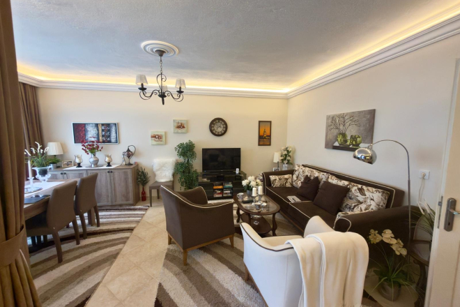 2+1 Apartment in Alanya Center — 300 m to the Sea, Furnished, Pool and Residence Permit Potential