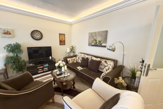 2+1 Apartment in Alanya Center — 300 m to the Sea, Furnished, Pool and Residence Permit Potential