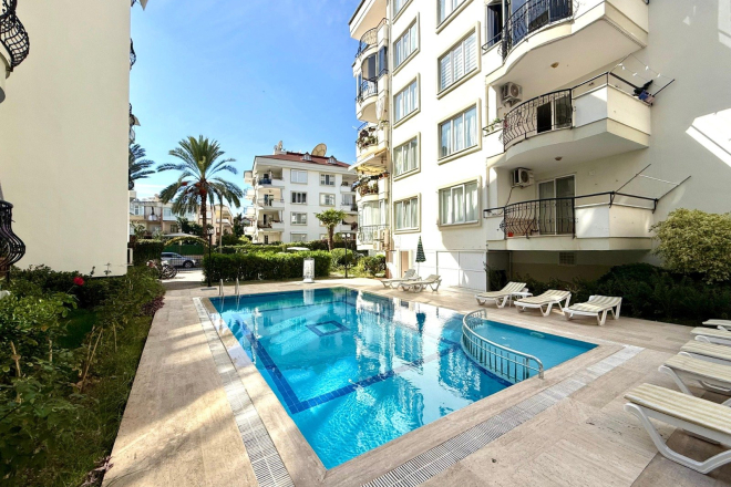 2+1 Apartment in Alanya Center — 300 m to the Sea, Furnished, Pool and Residence Permit Potential