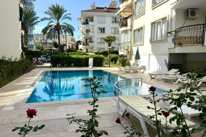 2+1 Apartment in Alanya Center — 300 m to the Sea, Furnished, Pool and Residence Permit Potential