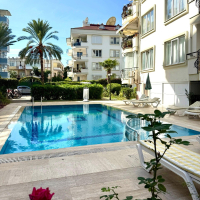 2+1 Apartment in Alanya Center — 300 m to the Sea, Furnished, Pool and Residence Permit Potential