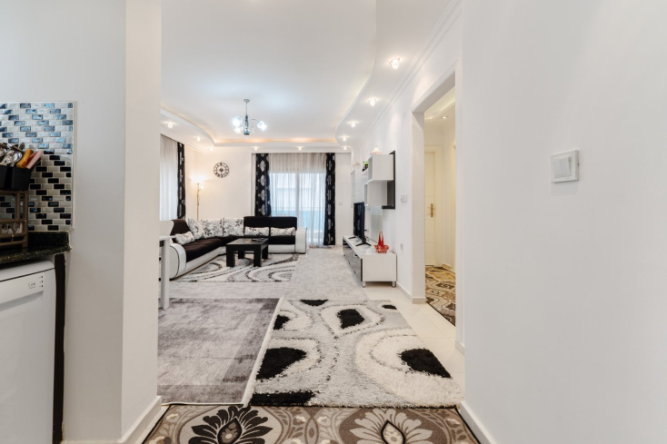 Spacious 1+1 Apartment in Mahmutlar — 500 m to the Sea, Good Renovation and Low Maintenance Fee