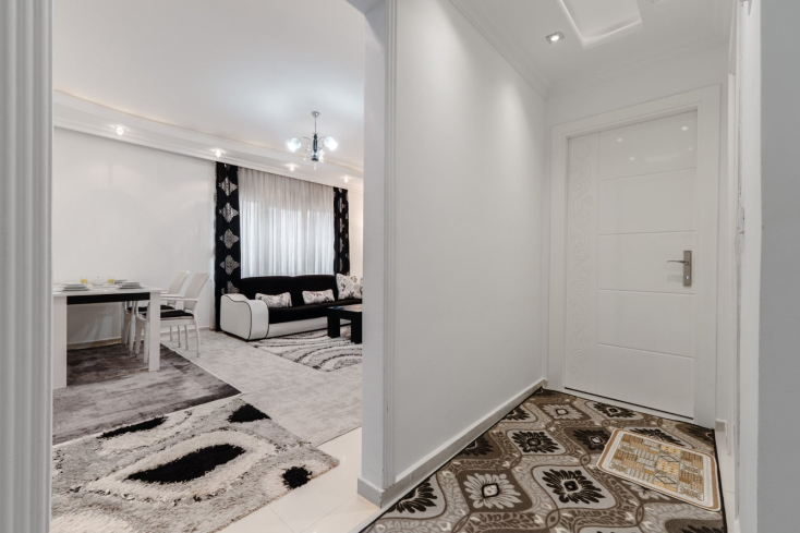 Spacious 1+1 Apartment in Mahmutlar — 500 m to the Sea, Good Renovation and Low Maintenance Fee