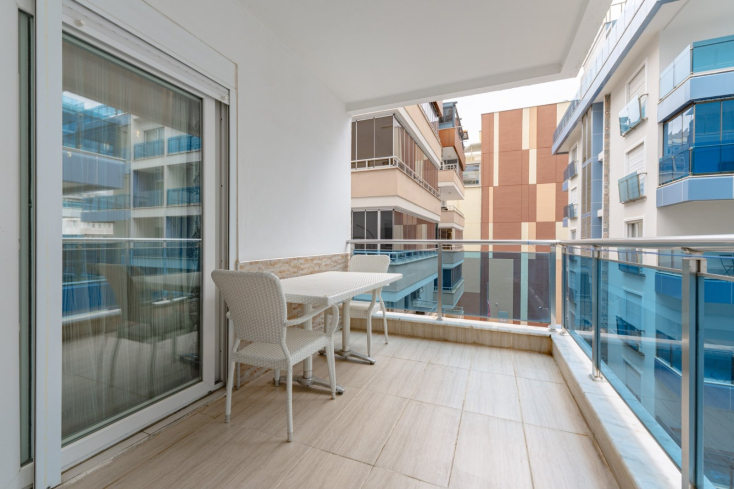 Spacious 1+1 Apartment in Mahmutlar — 500 m to the Sea, Good Renovation and Low Maintenance Fee