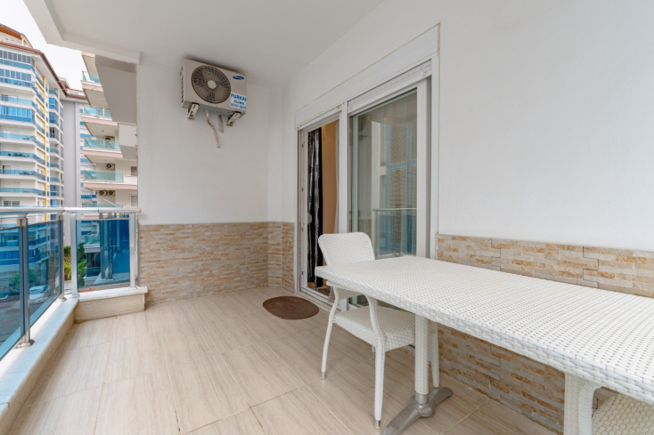 Spacious 1+1 Apartment in Mahmutlar — 500 m to the Sea, Good Renovation and Low Maintenance Fee