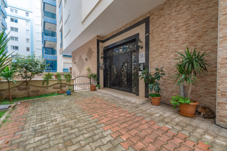 Spacious 1+1 Apartment in Mahmutlar — 500 m to the Sea, Good Renovation and Low Maintenance Fee