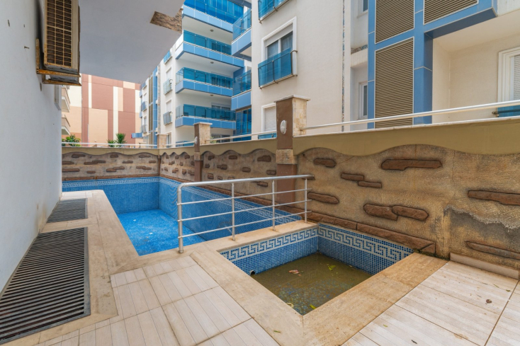 Spacious 1+1 Apartment in Mahmutlar — 500 m to the Sea, Good Renovation and Low Maintenance Fee