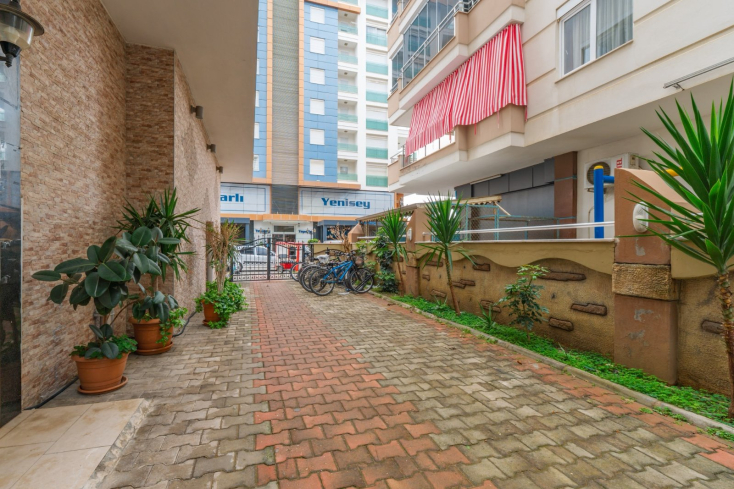 Spacious 1+1 Apartment in Mahmutlar — 500 m to the Sea, Good Renovation and Low Maintenance Fee
