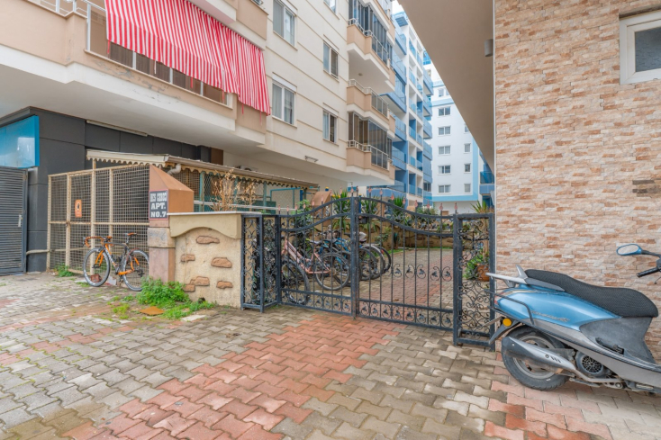 Spacious 1+1 Apartment in Mahmutlar — 500 m to the Sea, Good Renovation and Low Maintenance Fee