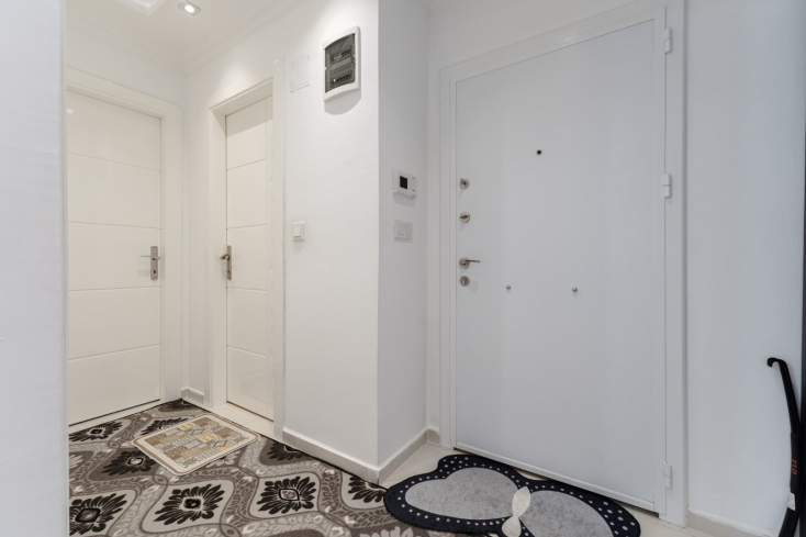 Spacious 1+1 Apartment in Mahmutlar — 500 m to the Sea, Good Renovation and Low Maintenance Fee