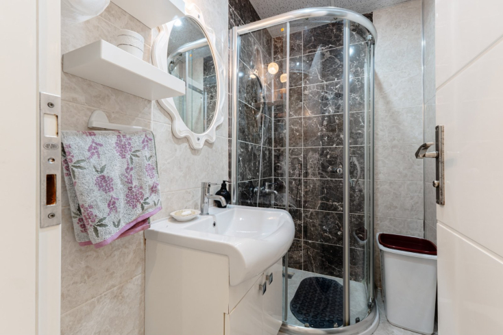 Spacious 1+1 Apartment in Mahmutlar — 500 m to the Sea, Good Renovation and Low Maintenance Fee