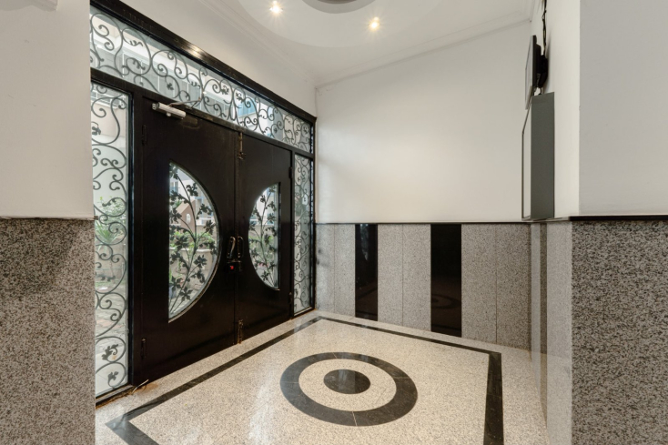 Spacious 1+1 Apartment in Mahmutlar — 500 m to the Sea, Good Renovation and Low Maintenance Fee