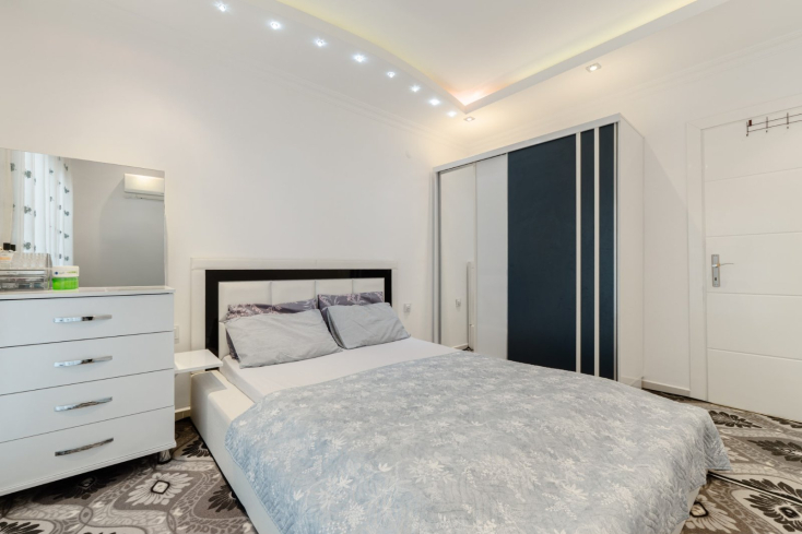 Spacious 1+1 Apartment in Mahmutlar — 500 m to the Sea, Good Renovation and Low Maintenance Fee
