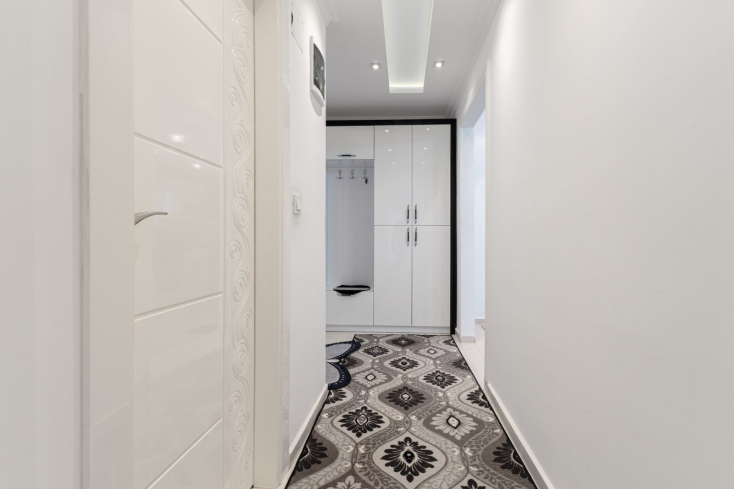 Spacious 1+1 Apartment in Mahmutlar — 500 m to the Sea, Good Renovation and Low Maintenance Fee