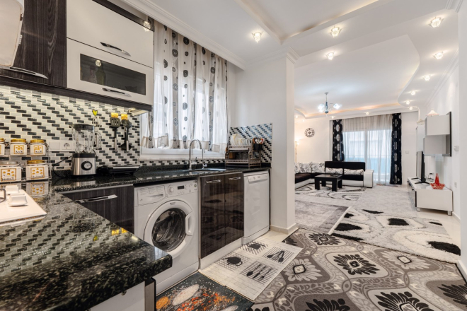 Spacious 1+1 Apartment in Mahmutlar — 500 m to the Sea, Good Renovation and Low Maintenance Fee