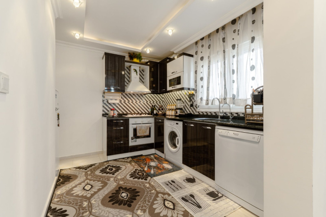 Spacious 1+1 Apartment in Mahmutlar — 500 m to the Sea, Good Renovation and Low Maintenance Fee