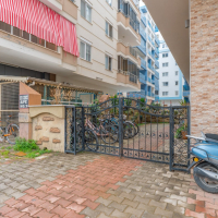 Spacious 1+1 Apartment in Mahmutlar — 500 m to the Sea, Good Renovation and Low Maintenance Fee