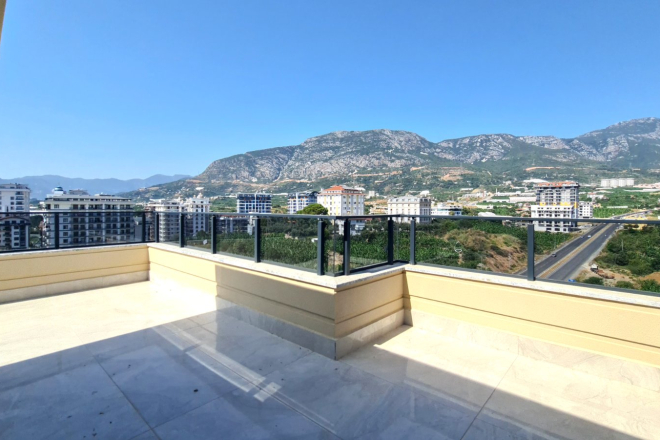 3-Bedroom Penthouse with a Large Terrace and Mountain Views in Mahmutlar